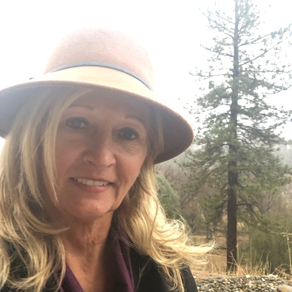 Meet your Posher, Brenda - Picture 3 of 3